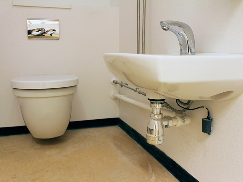 VVS/opsætning af sanitet på toilet